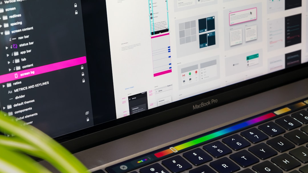 Designer profissional trabalhando com software de design gráfico no computador