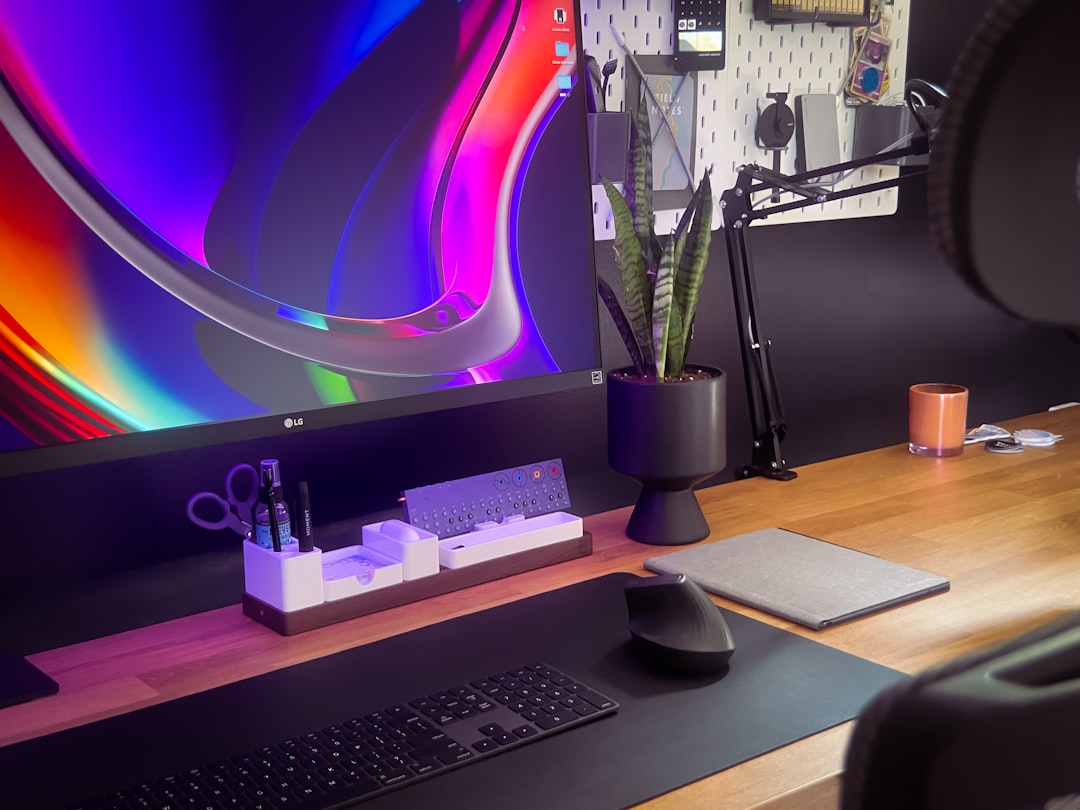 Designer profissional trabalhando em computador com softwares de design gráfico abertos