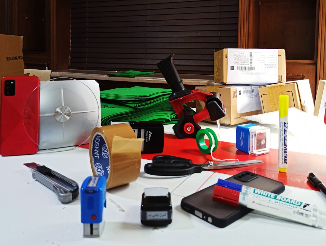 Mesa de trabalho com amostras de produtos gráficos impressos de qualidade profissional