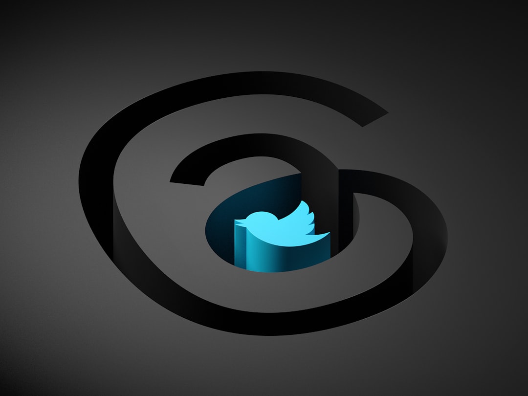 Designer criando conteúdo visual colorido para redes sociais no computador